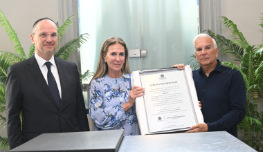 Junto a Leticia y Eduardo Azar en la inauguración del Centro de Menora que lleva su nombre, abril de 2023.
