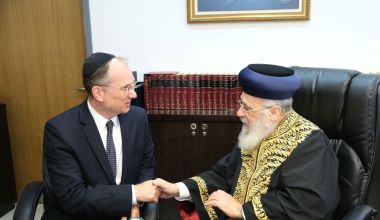 Junto al Rishón Lesión Gran Rabino Sefardí de Israel Itzjak Yosef, julio de 2022.