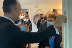 Colocación de la Mezuzá en la casa de la Embajadora de Israel en Argentina, Galit Ronen, septiembre de 2021.