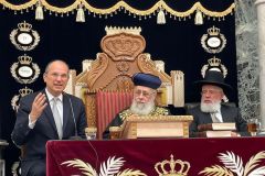 En la tradicional conferencia semanal del Rishón Lesión Gran Rabino Sefardí de Israel Itzjak Yosef ante un público de miles de asistentes y emitido en directo a todo el mundo, julio de 2022.