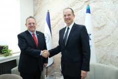 Junto a  Iaakov Hagoel, presidente de la Agencia Judía Mundial y la Organización Sionista Mundial, julio de 2022