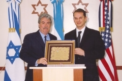 Junto al Embajador de USA James Walsh, 2004