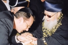 Junto al Gran Rabino Ovadia Yosef z¨l, 2004